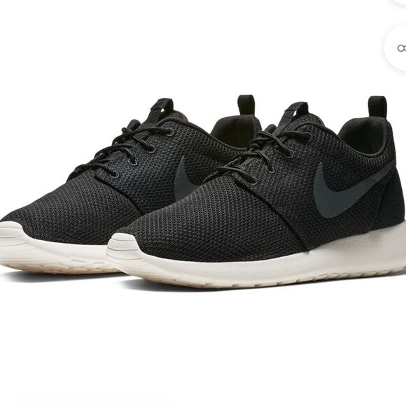 Nike ROSHE RUN 'BLACK WHITE' size 8 Nike discontinued lightly used - Picture 1 of 8